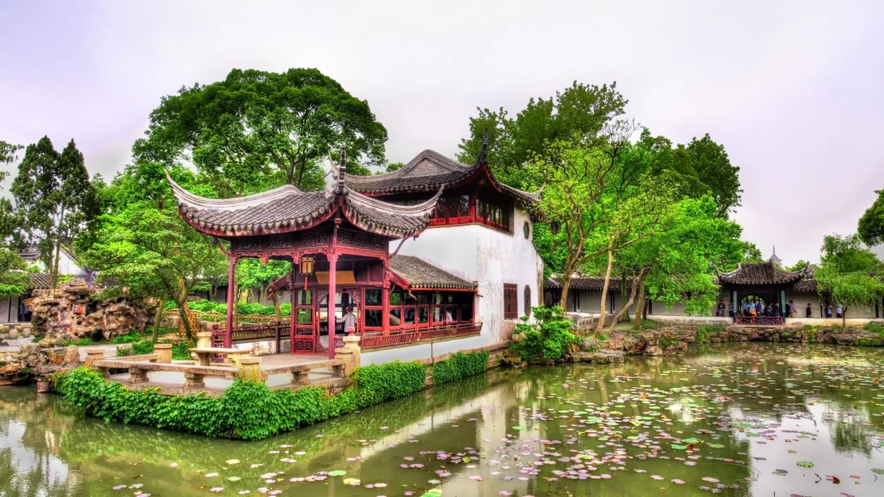 Suzhou er kendt for sine mange flotte haver, templer og pagoder. Foto Viktors Farmor