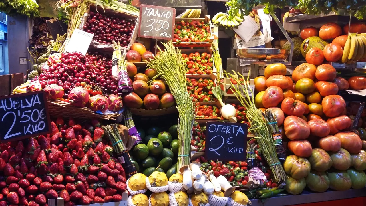 Markederne bugner af frisk frugt og grønt. Foto Pia Bruun