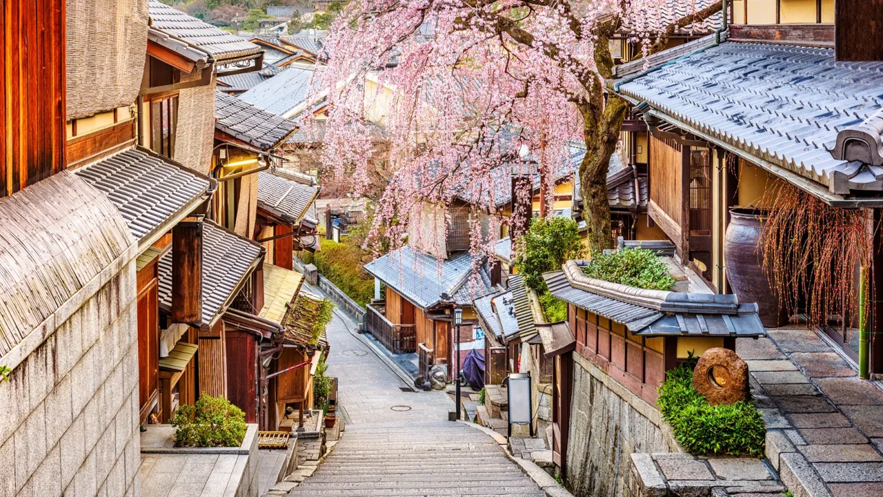 Vi hopper på en bybus i Kyoto til Gion - det kendte geishakvarter. Foto Viktors Farmor