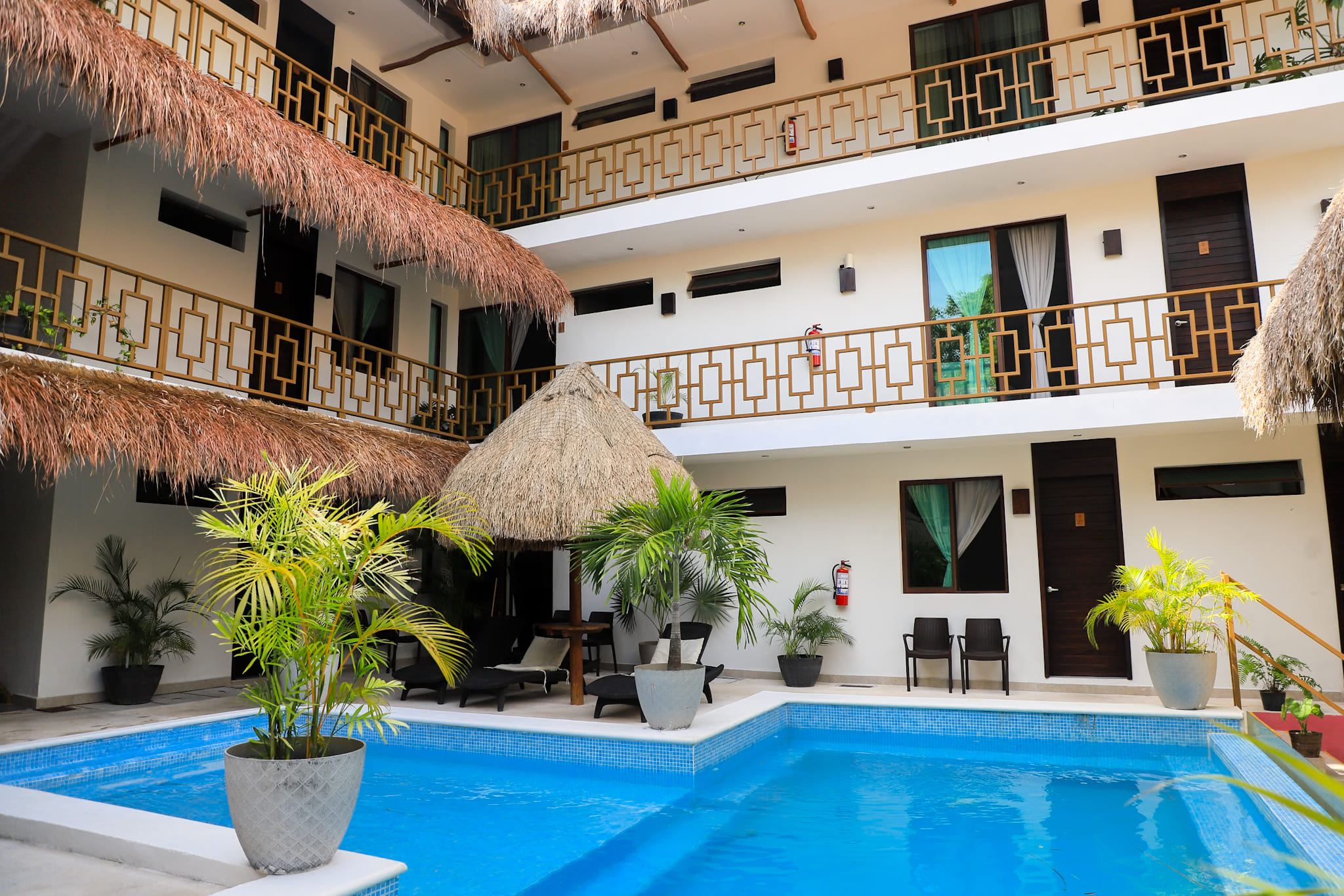 Hotel har forskellige værelsestyper, samt pool og fællesområder, terrasse og egen restaurant. 