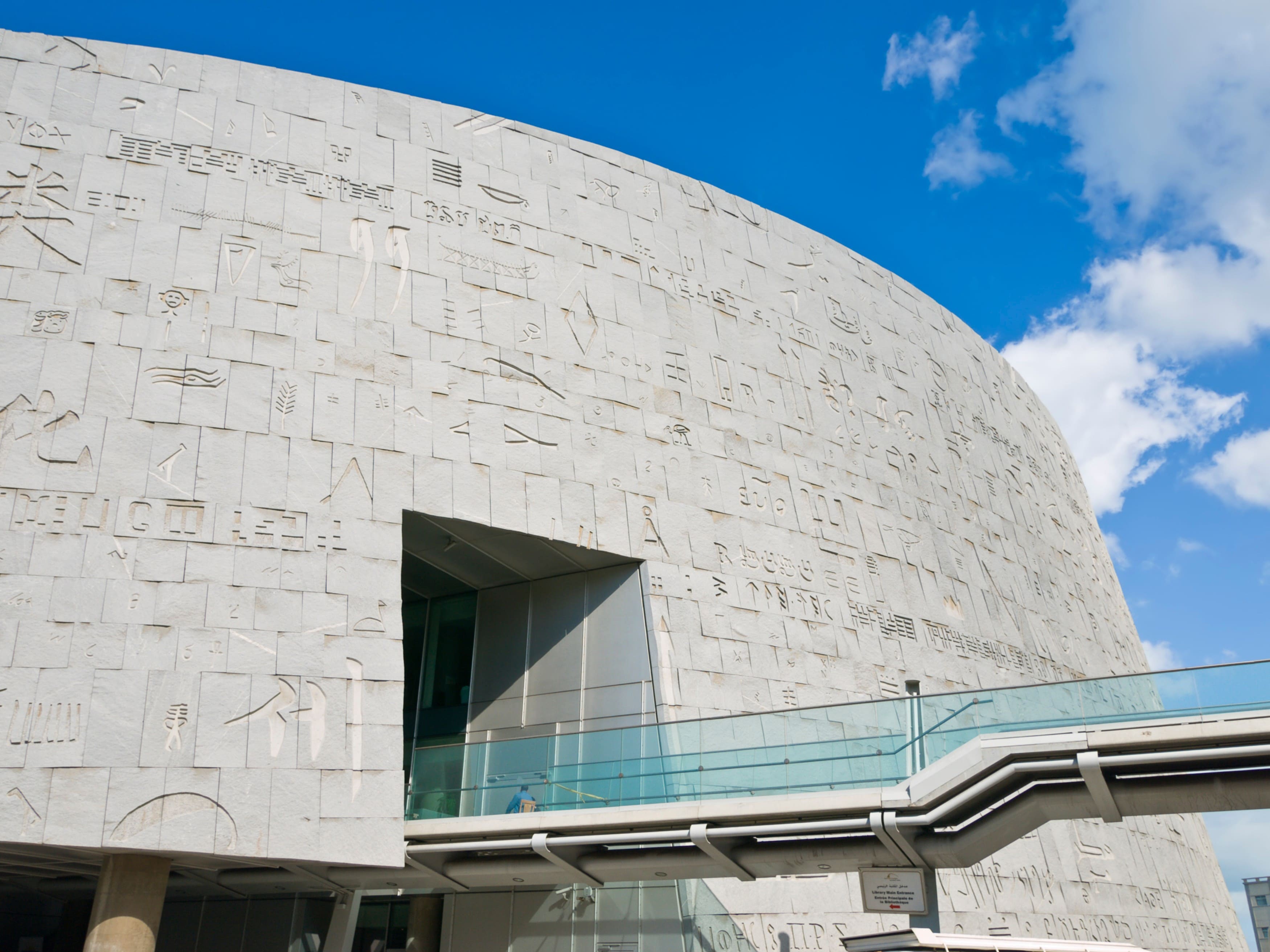Det moderne bibliotek i Alexandria er et imponerende bygningsværk. Foto Viktors Farmor