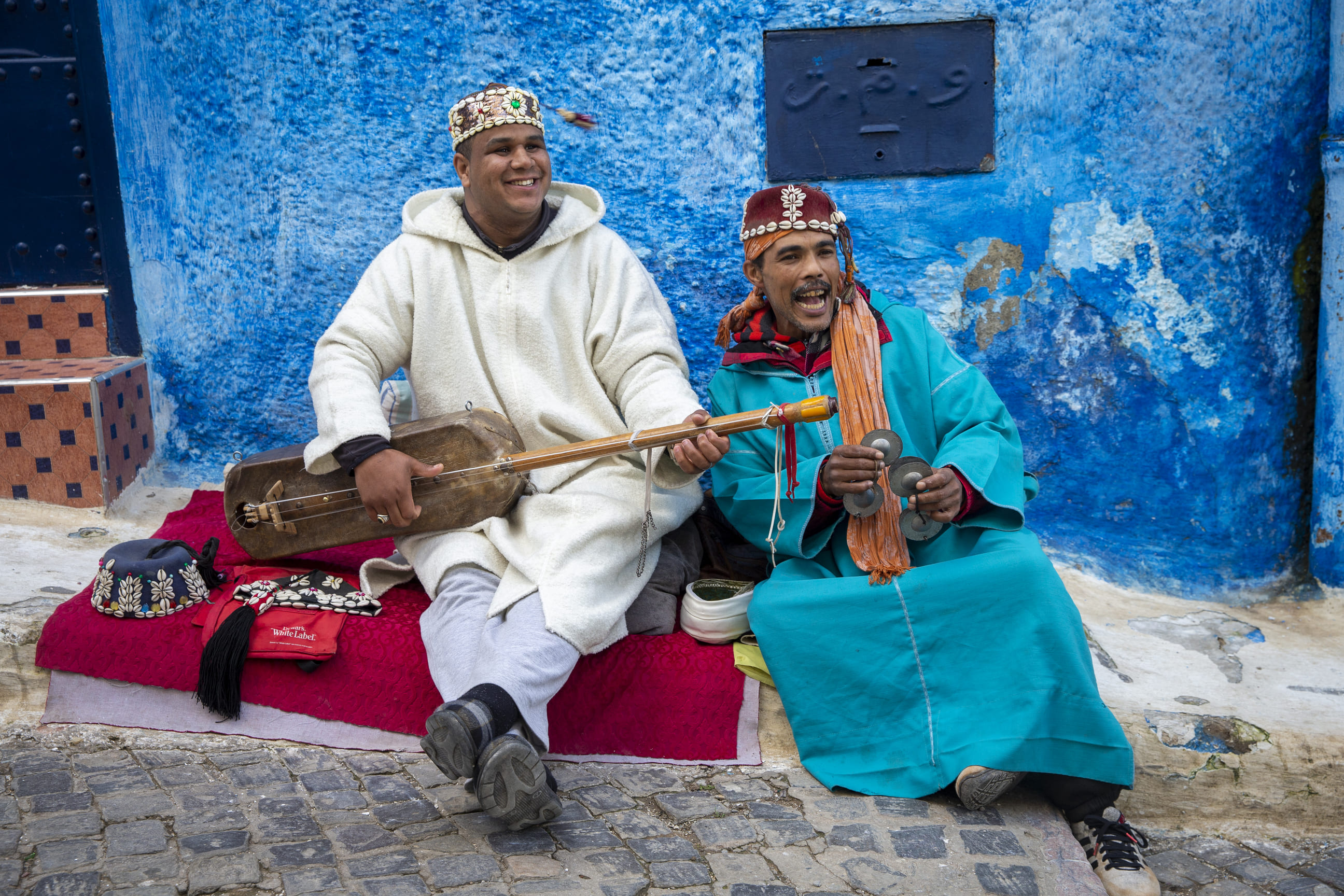 Lokale musikere skaber stemning i Chefchaouens blå gader. Foto Inge Lynggaard