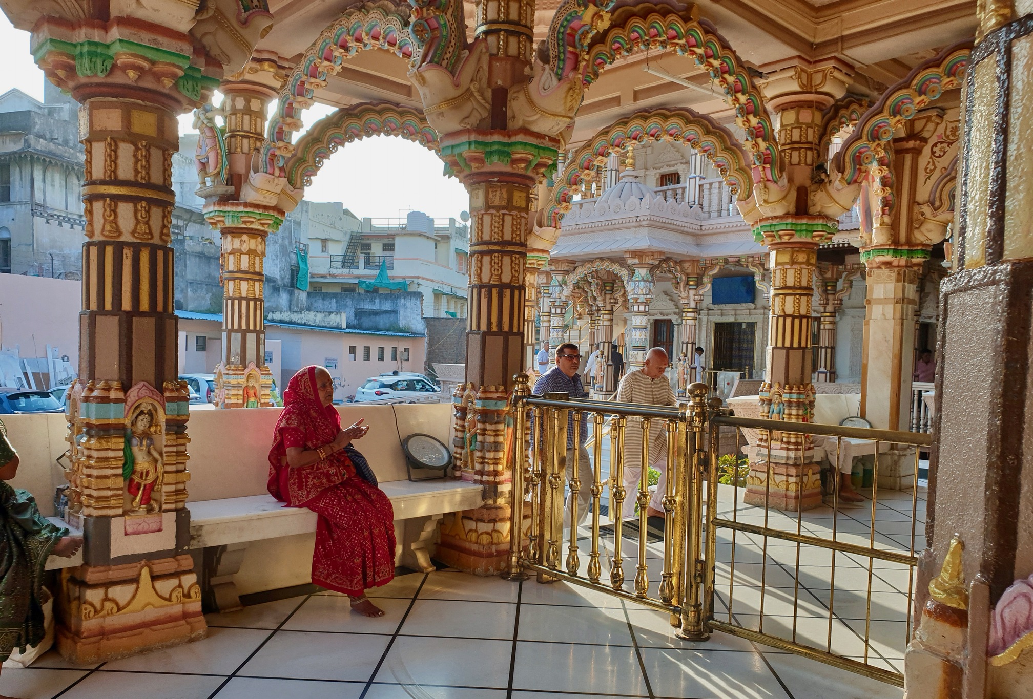 Morgenstemning i tempel i Ahmedabad. Foto af Kirsten Gynther Holm