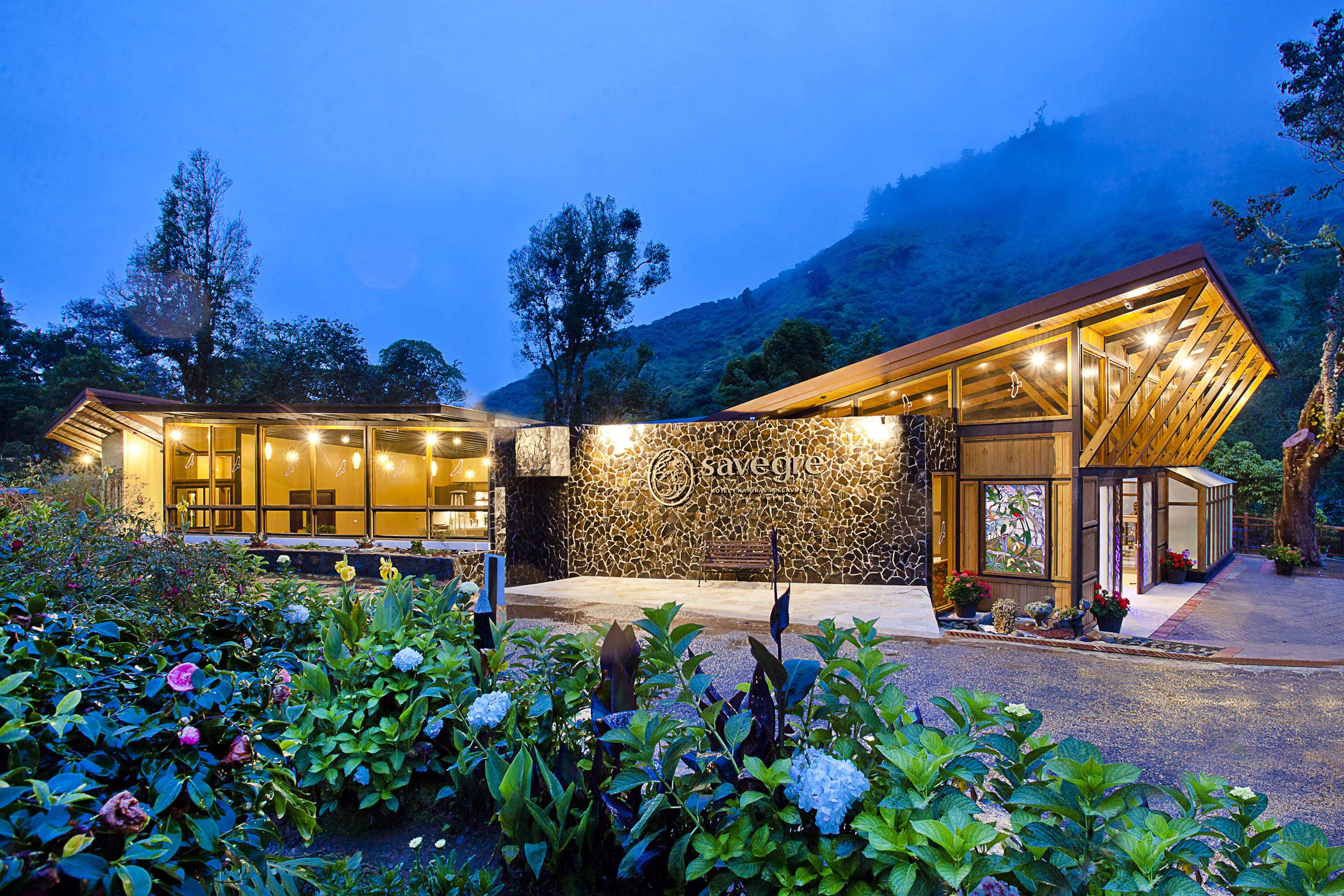 4-stjernet, rustik bjerglodge ved Savegre-floden på et privat naturreservat. 