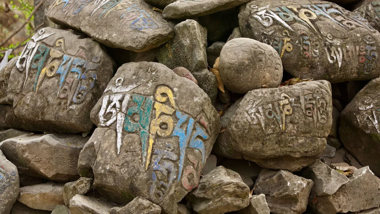 Mani sten med bønner ved Swayambhunath helligdommen i Kathmandu. Foto af Anders Stoustrup
