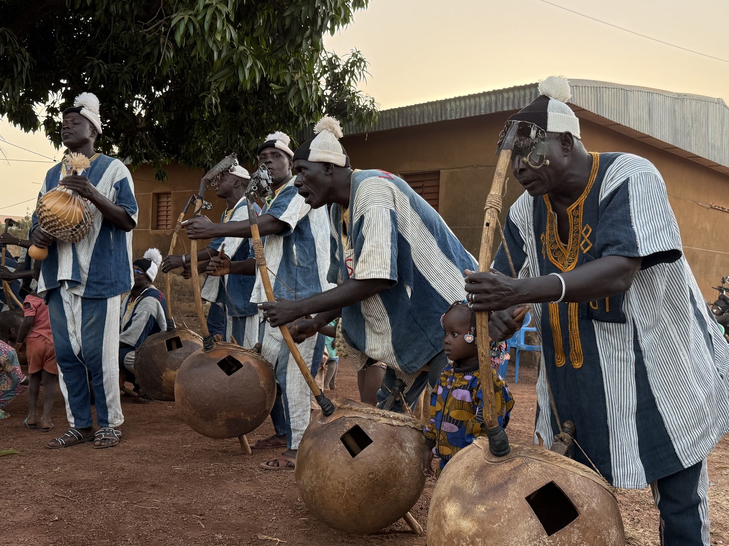 Boloy-dansen akkompagneres af musik fra Bolon-instrumenter. Foto Anja Schmidt 