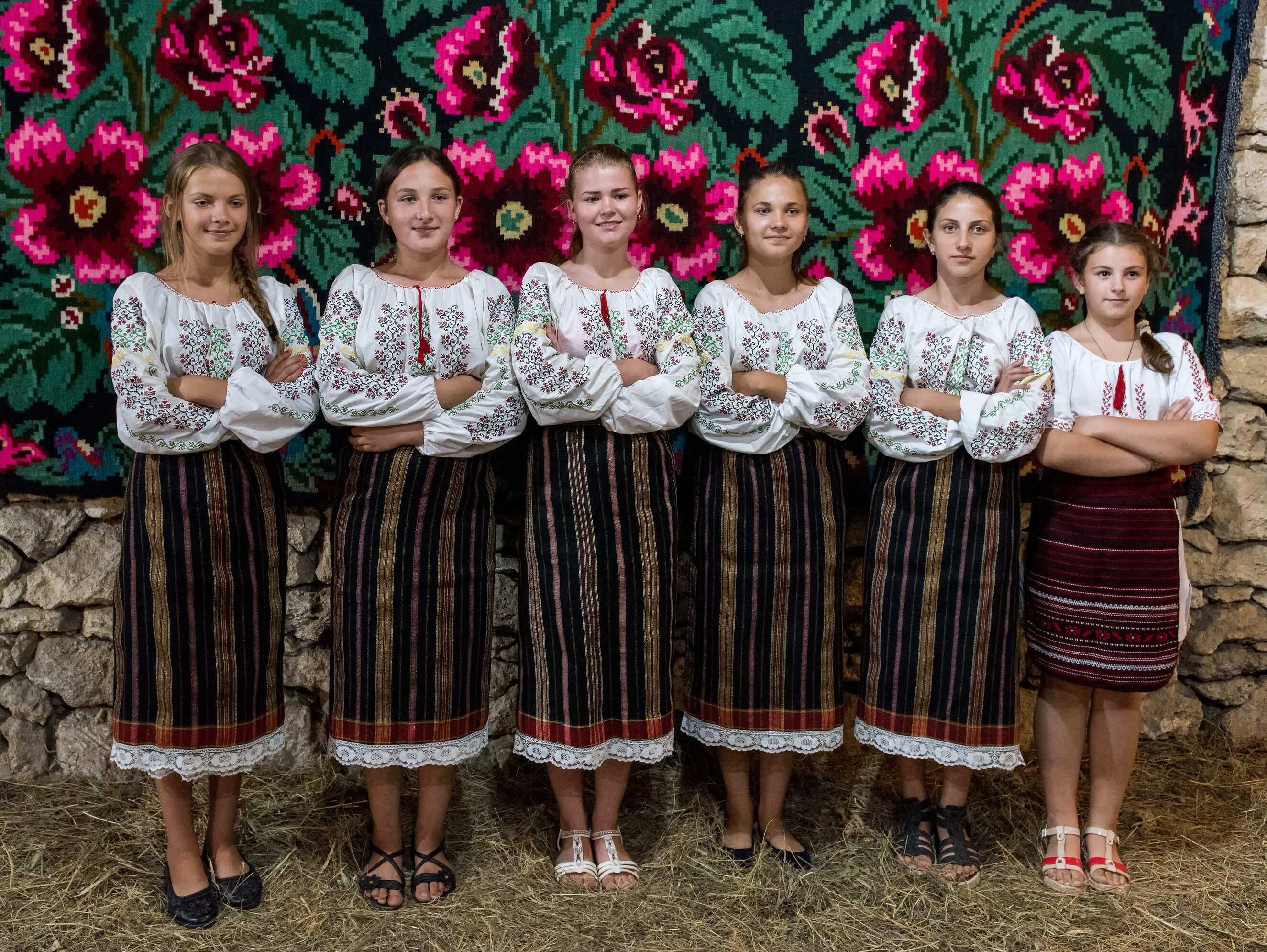 Butuceni huset piger i Moldviske nationale kostumer. Foto Viktors Farmor