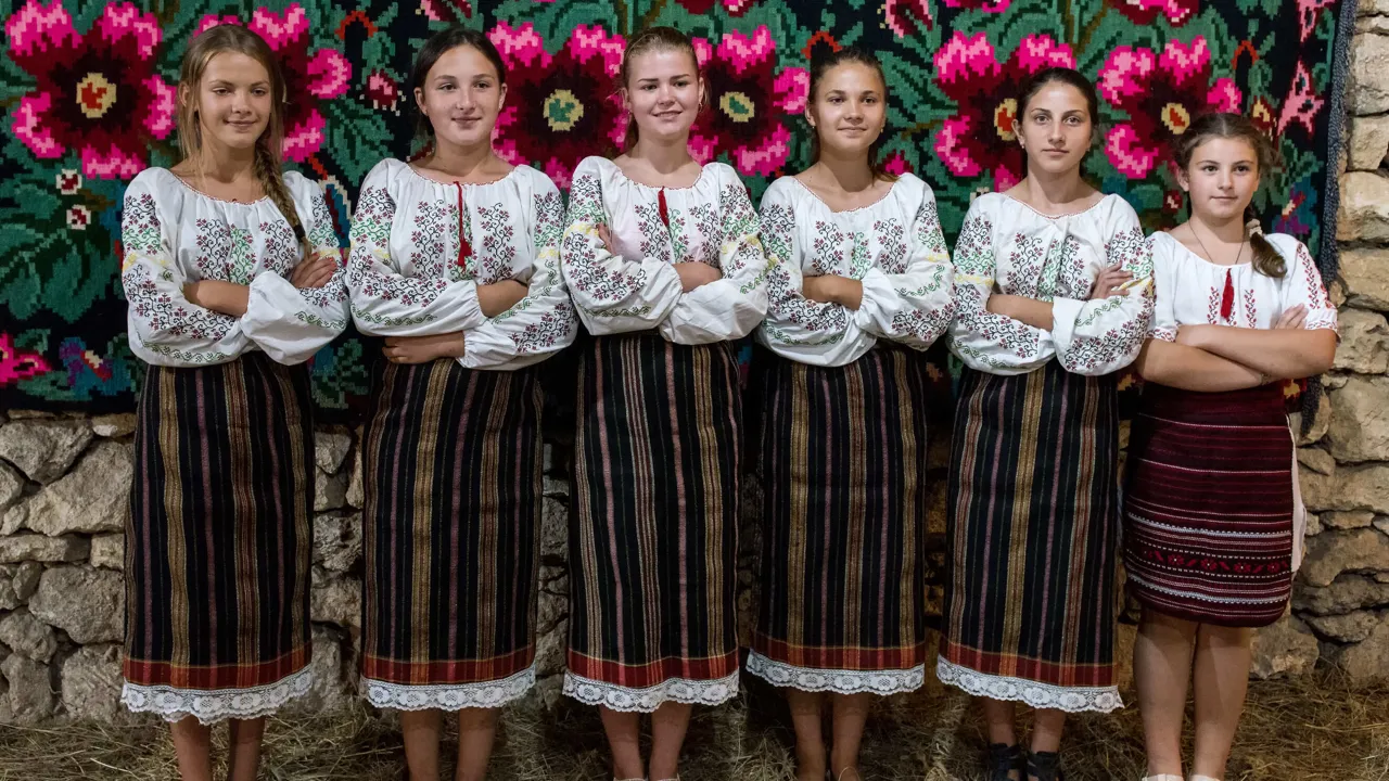 Butuceni huset piger i Moldviske nationale kostumer. Foto Viktors Farmor
