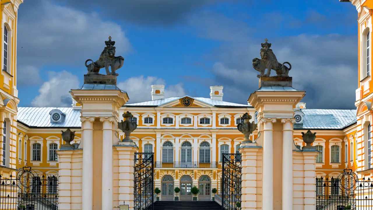 Rundāle Paladset har tjent mange formål i tidernes løb. Foto Viktors Farmor