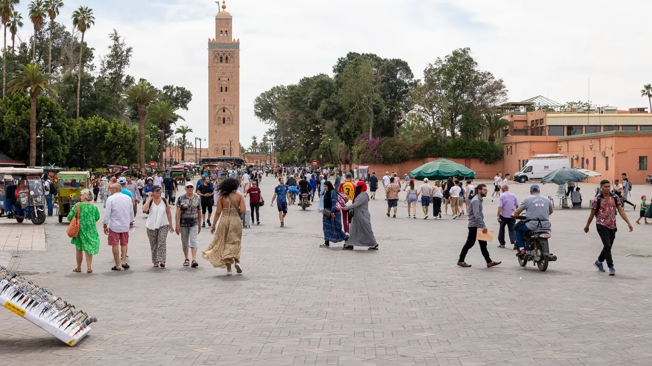 Der altid liv på Djemaa el-Fna pladsen i Marrakesh med Koutoubia-moskeen i baggrunden. Foto Verner Rud