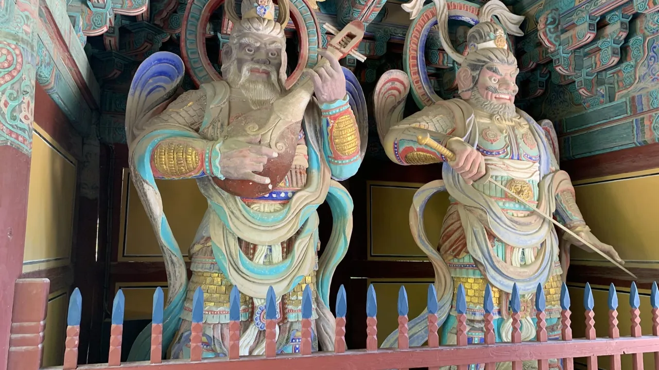 Beskyttende statuer i Gyeongjue porten ind til Buguksa templet. Foto af Ib Larsen