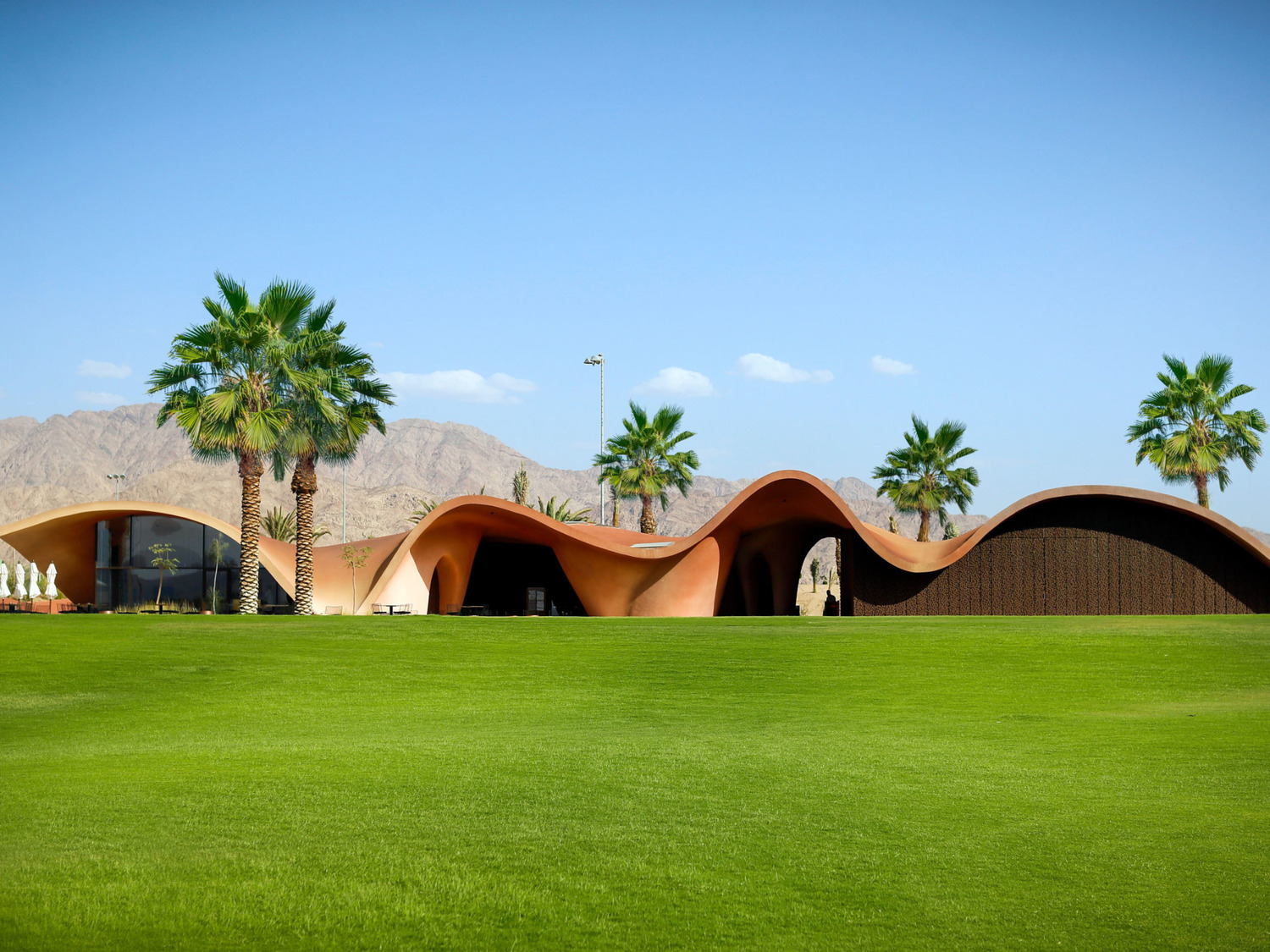 Arkitektonisk skiller klubhuset i Ayla Golf Club sig ud. Det er inspireret af ørkenens sandklitter og traditionel beduinarkitektur. Foto Viktors Farmor