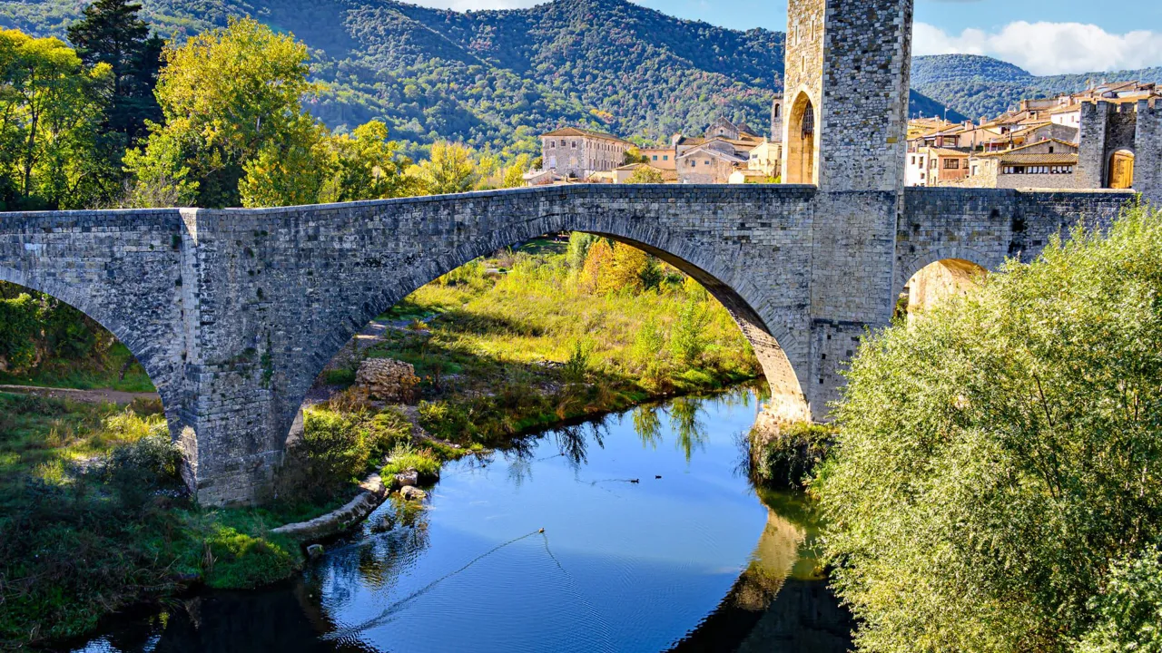 Besalús varetegn den romerske bro. Foto Viktors Farmor