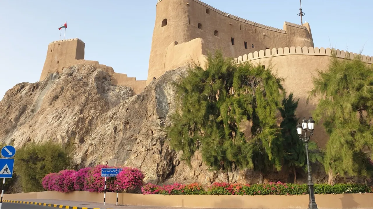 Flere steder undervejs ser vi restaurerede forter enten udefra eller indefra. Her er det fra Muscat. Foto Kirsten Gynther Holm
