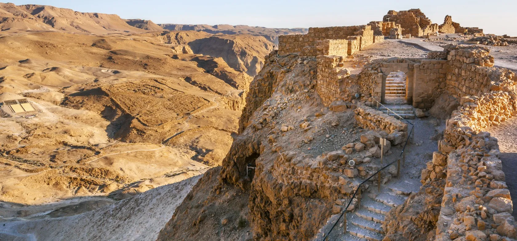 På Masada-klippen holdt knap 1000 jøder efter sigende stand mod romerne i flere år. Foto Viktors Farmor