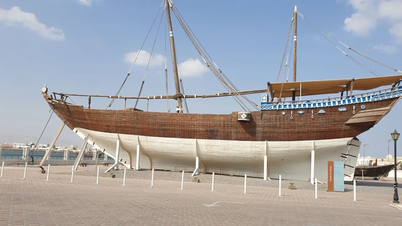 En af de ældste dhows i kystbyen Sur er udstillet ved det lille bådeværft. Foto Kirsten Gynther Holm