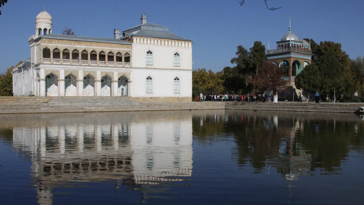 Haremmet i Emirens sommerpalads udenfor Bukhara spejler sig i vandet.. Foto Viktors Farmor