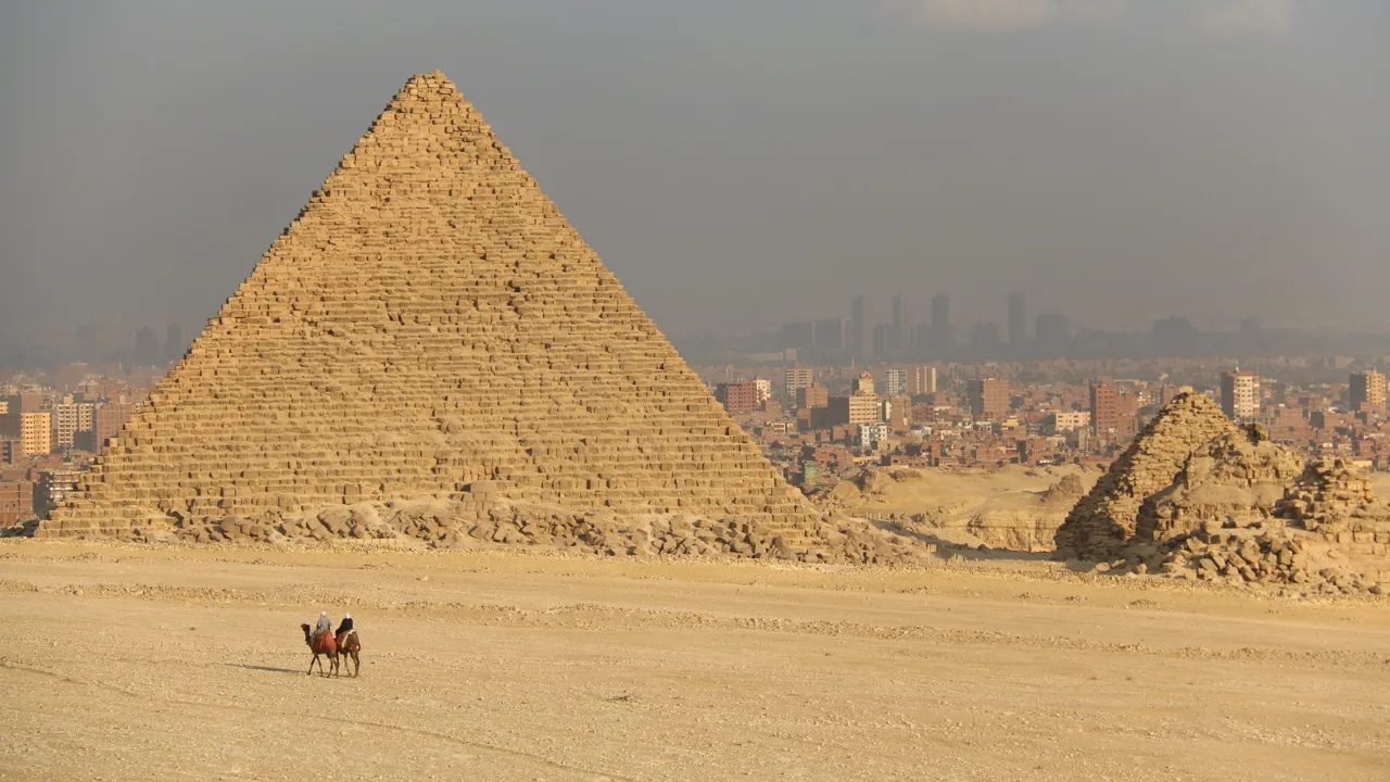 Pyramiderne med giza og bagved Cairo i baggrunden. Foto Anja Schmidt