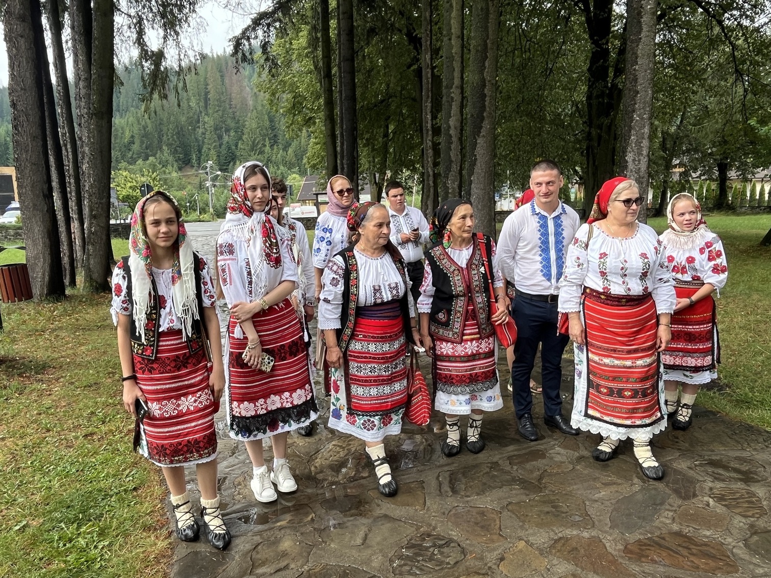 Vi møder de gæstfrie rumænere i traditionelle folkedragter. Foto Laura Lyhne Christensen 