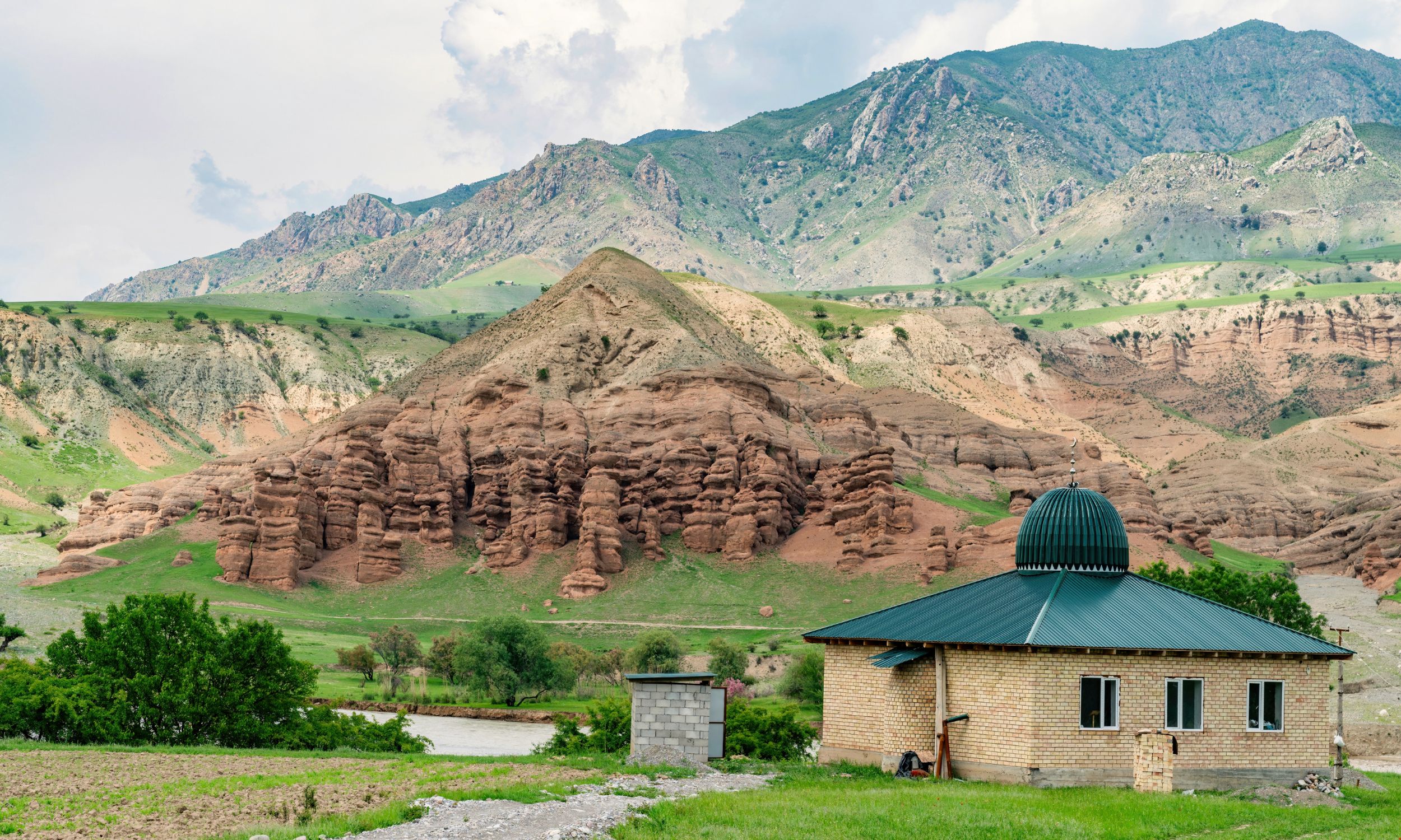 Vi oplever landsbyliv og valnøddeskov i Arslanbob. Foto Viktors Farmor