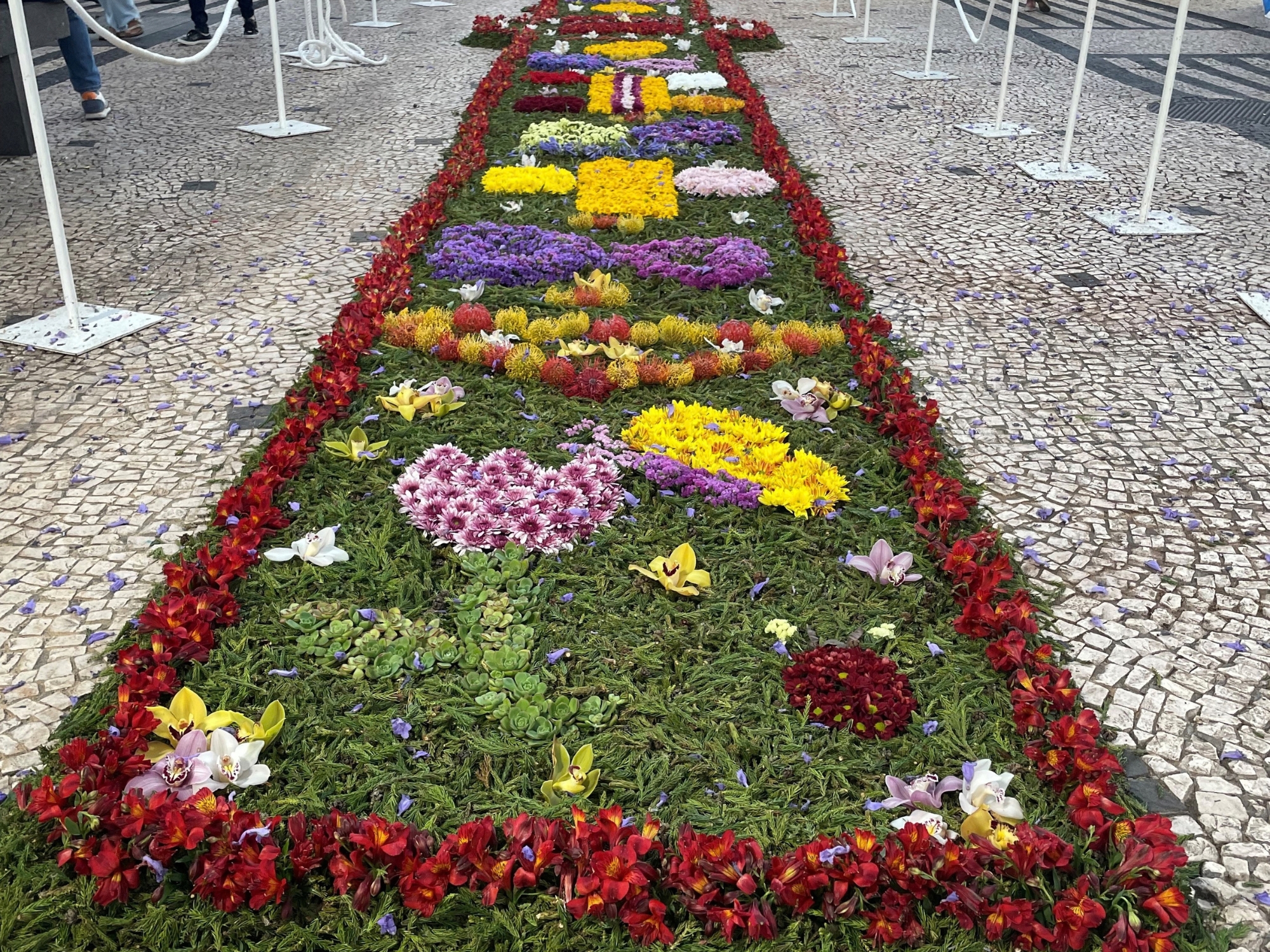 I byens gader er blomster lagt smukt som et blomstertæppe. Foto Henriette Jensen