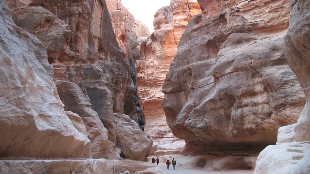 Vi vandrer ca. 1200 Meter gennem den snævre klippeslugt, Siq'en. Foto kirsten Gynther Holm