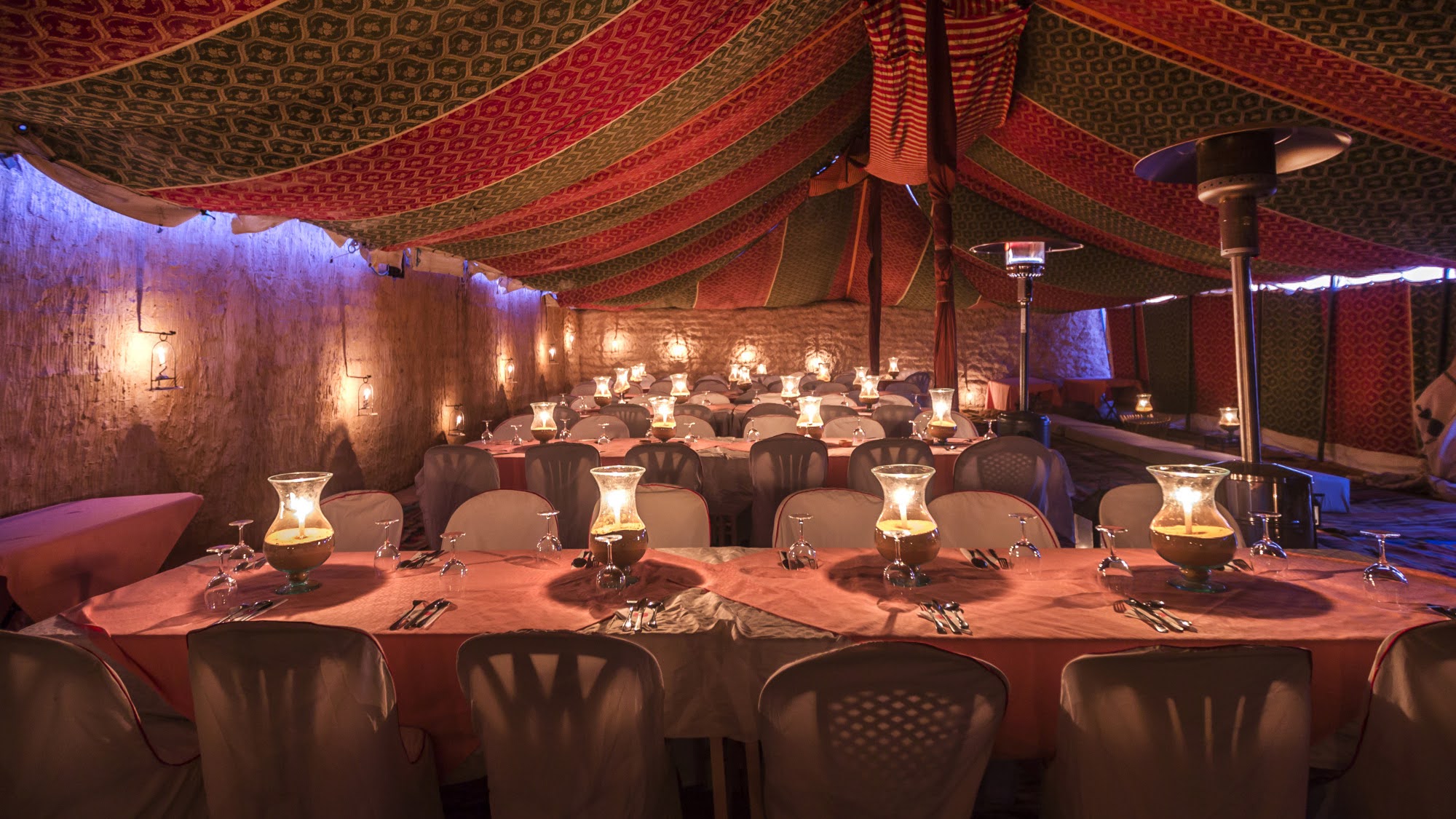 En middag ud over det sædvanlige, oplyst kun af stearinlys, oplever vi i campen i ørken. Foto Visit Tunisia