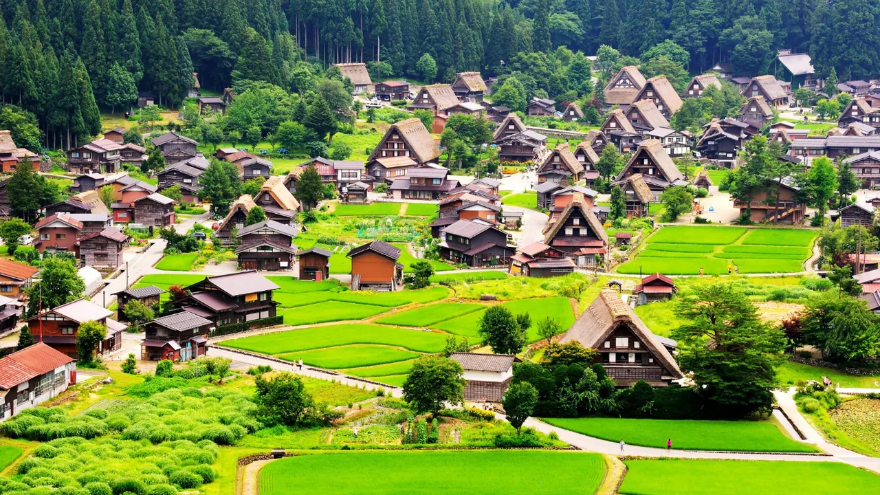 Den idylliske byggestil i Shirakawago har fået byen ind på UNESCO's verdensarvsliste. Foto Viktors Farmor