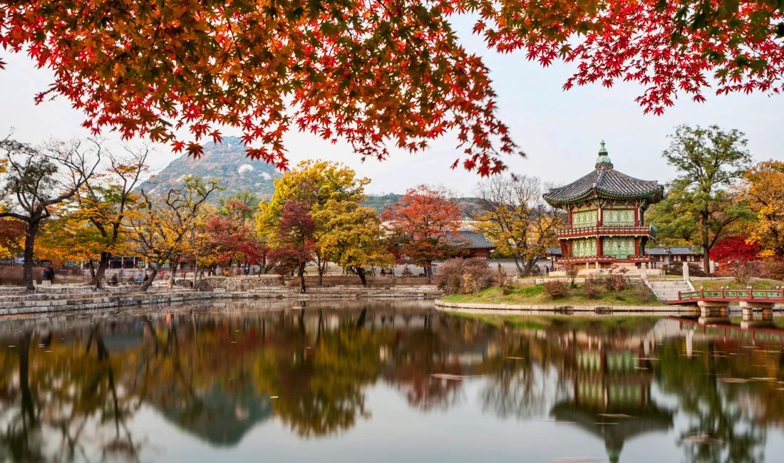 Hyangwonjeong Pavilion i Gyeongbokgung Palace Garden. Foto Viktors Farmor