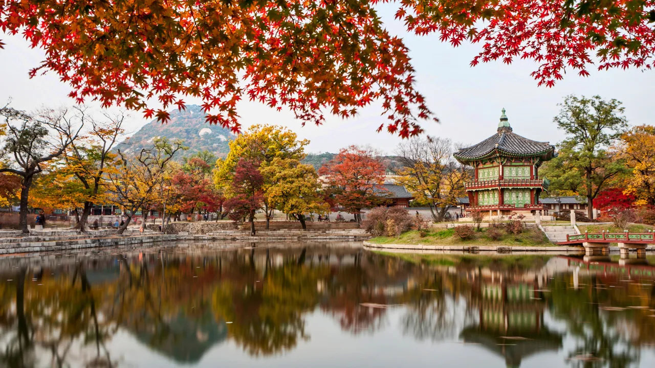 Hyangwonjeong Pavilion i Gyeongbokgung Palace Garden. Foto Viktors Farmor