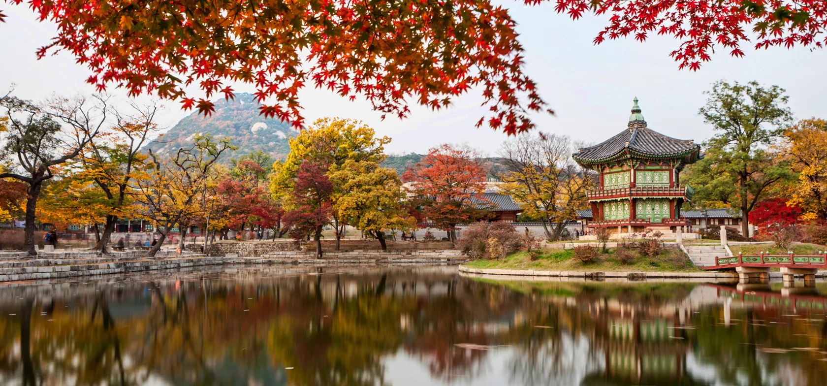 Hyangwonjeong Pavilion i Gyeongbokgung Palace Garden. Foto Viktors Farmor