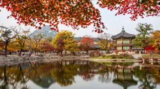 Hyangwonjeong Pavilion i Gyeongbokgung Palace Garden. Foto Viktors Farmor
