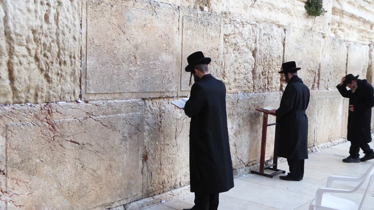 Jøder beder ved den hellige Grædemur. Foto Michael Andersen