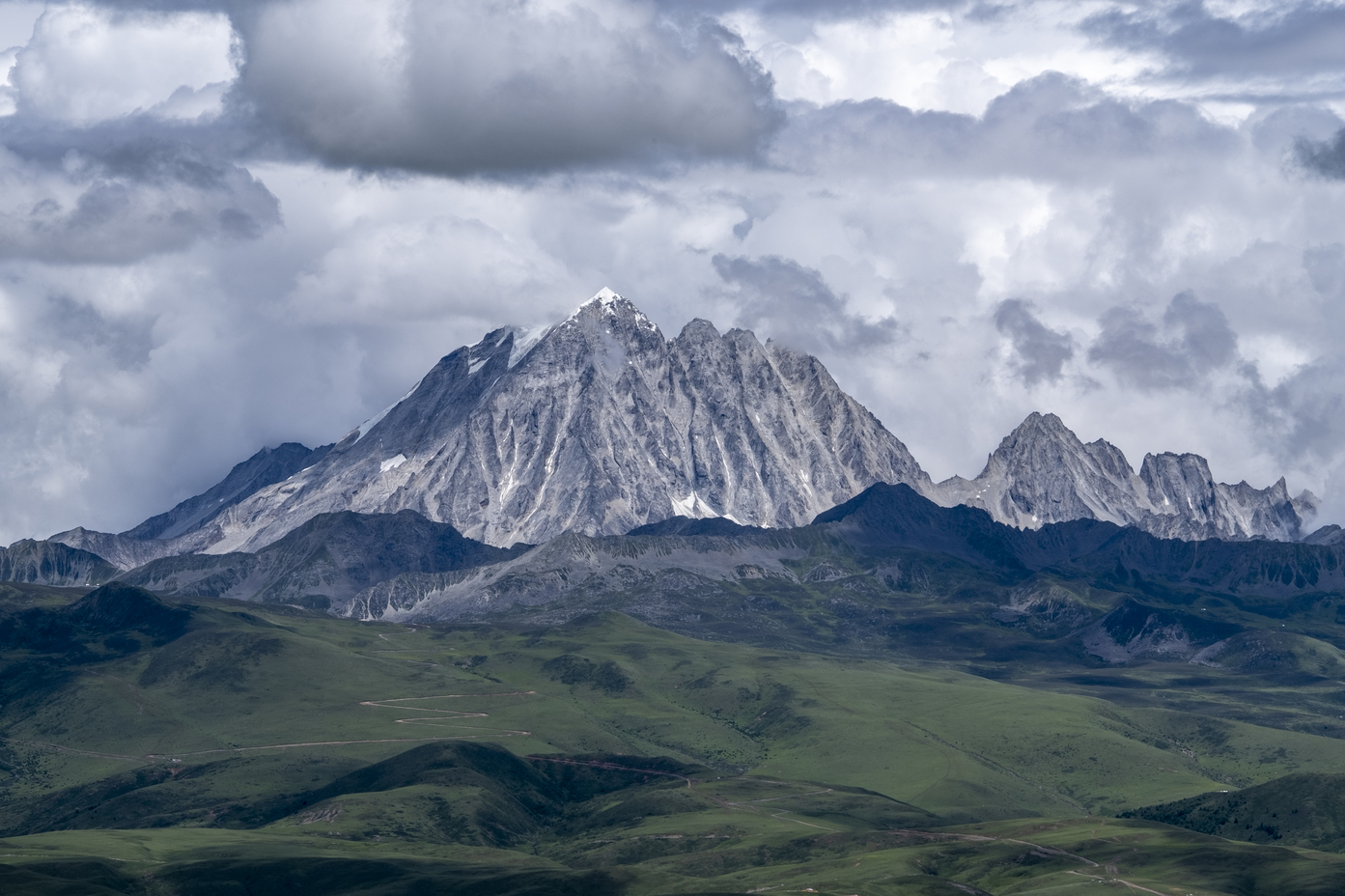 Vi kører igennem Tagong-græssletterne. Foto Carsten Lorenzen