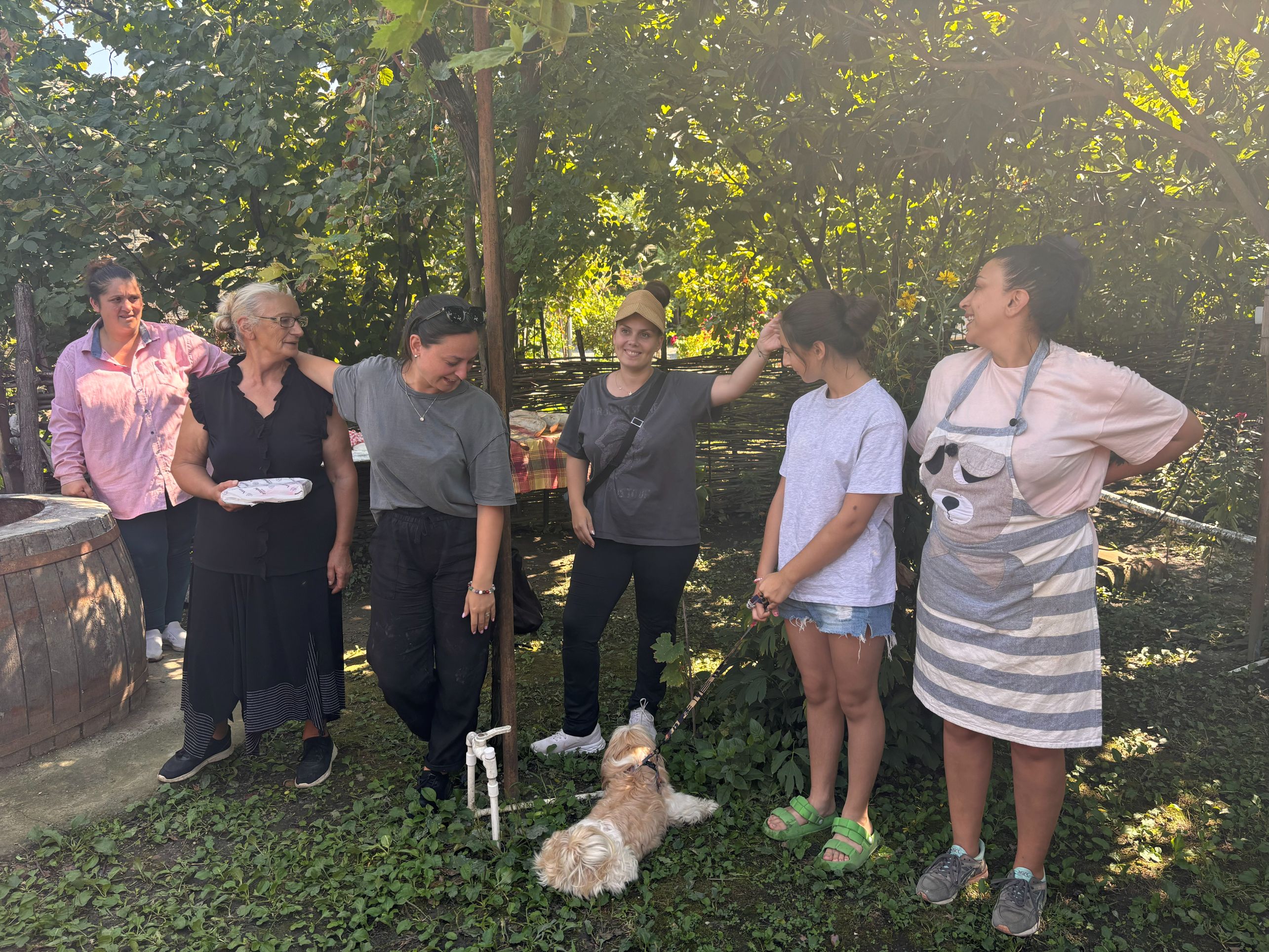 Vi får en autentisk georgisk oplevelse hos tre generationer af kvinder, der disker op med lækre lokale retter og deres egen vin. Foto Viktors Farmor