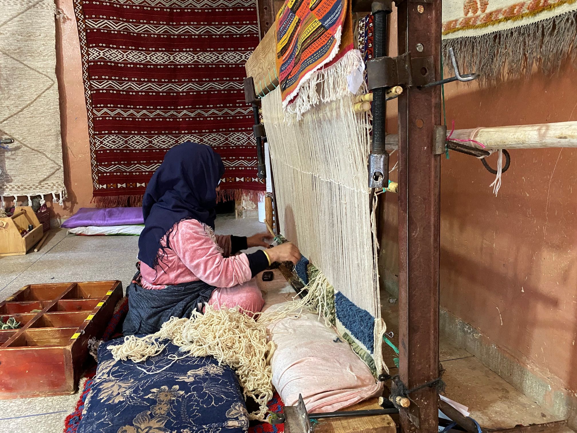 Vi kommer helt tæt håndværket, når vi møder kvinder der væver. Foto Maria Kring