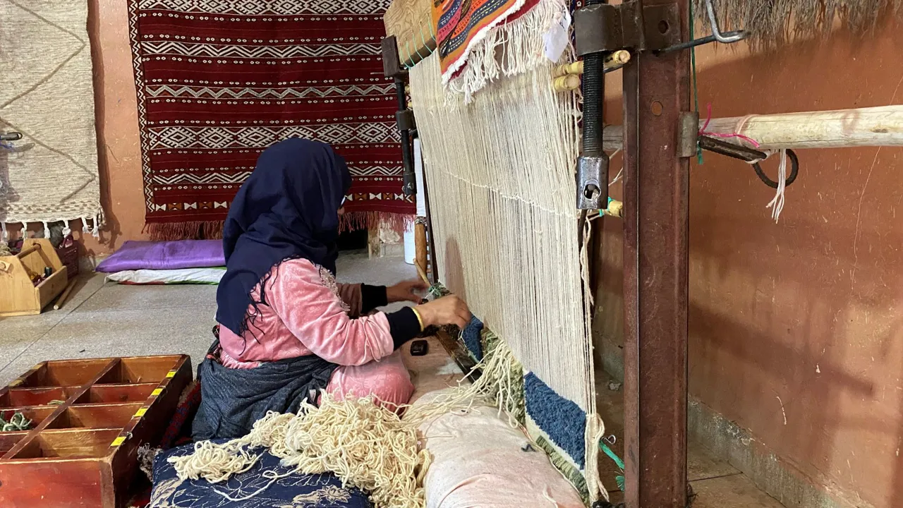 Vi kommer helt tæt håndværket, når vi møder kvinder der væver. Foto Maria Kring