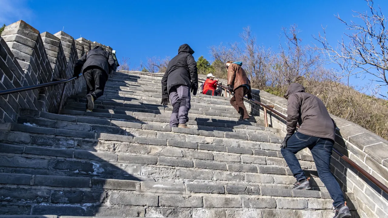 Vores gæster prøver kræfter med den kinesiske mur. Foto Carsten Lorentzen