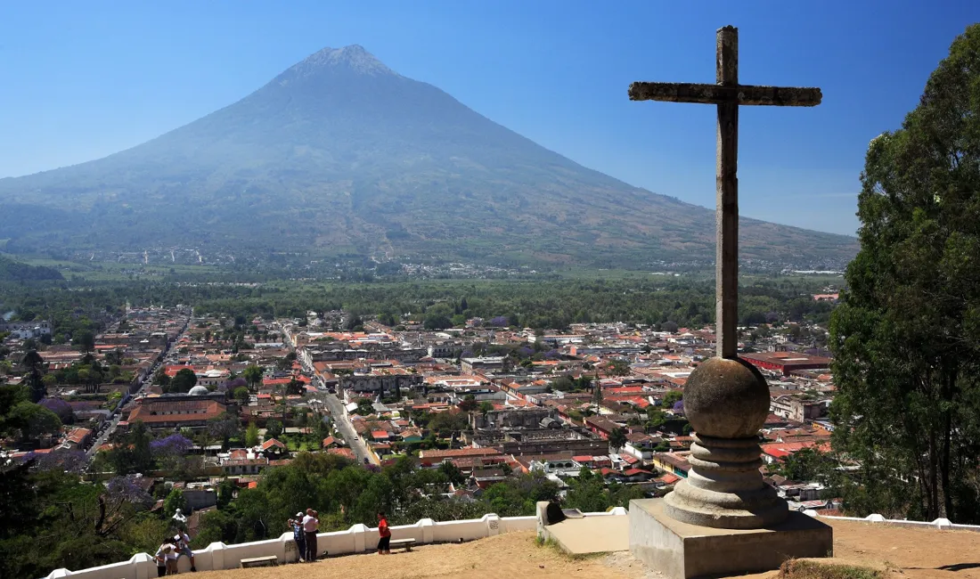 Antigua Guatemala og vulkanen Agua set fra udsigtspunktet Cerro de la Cruz. Foto Anders Stoustrup
