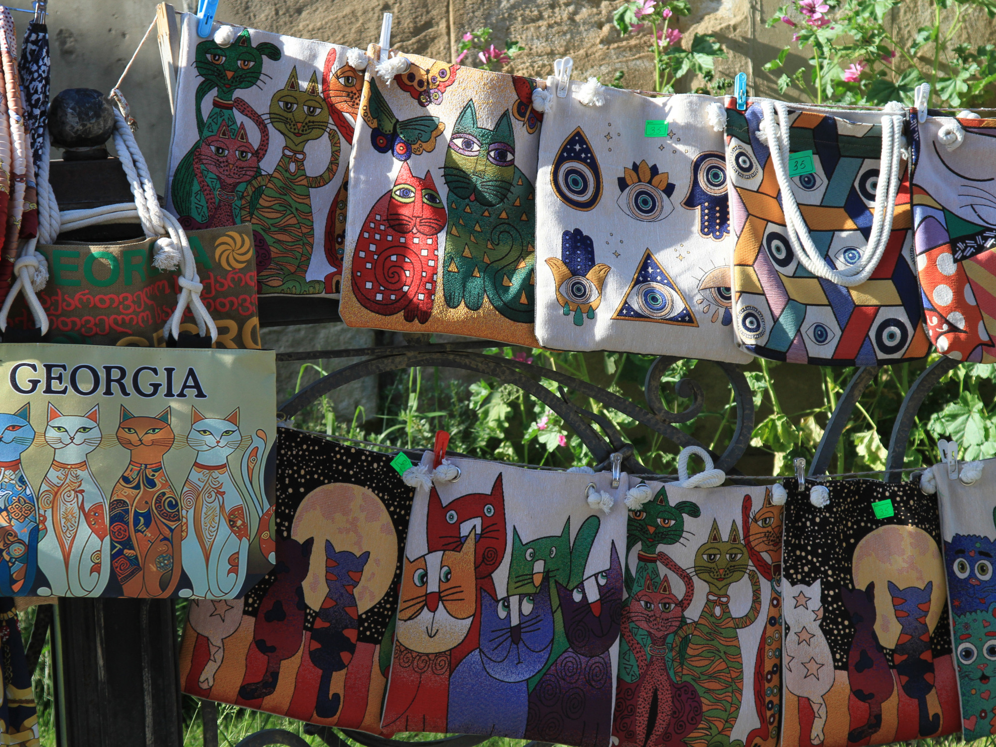 Kunsthåndværk i en af Tbilisis mange gadeboder. Foto Ole Grauting