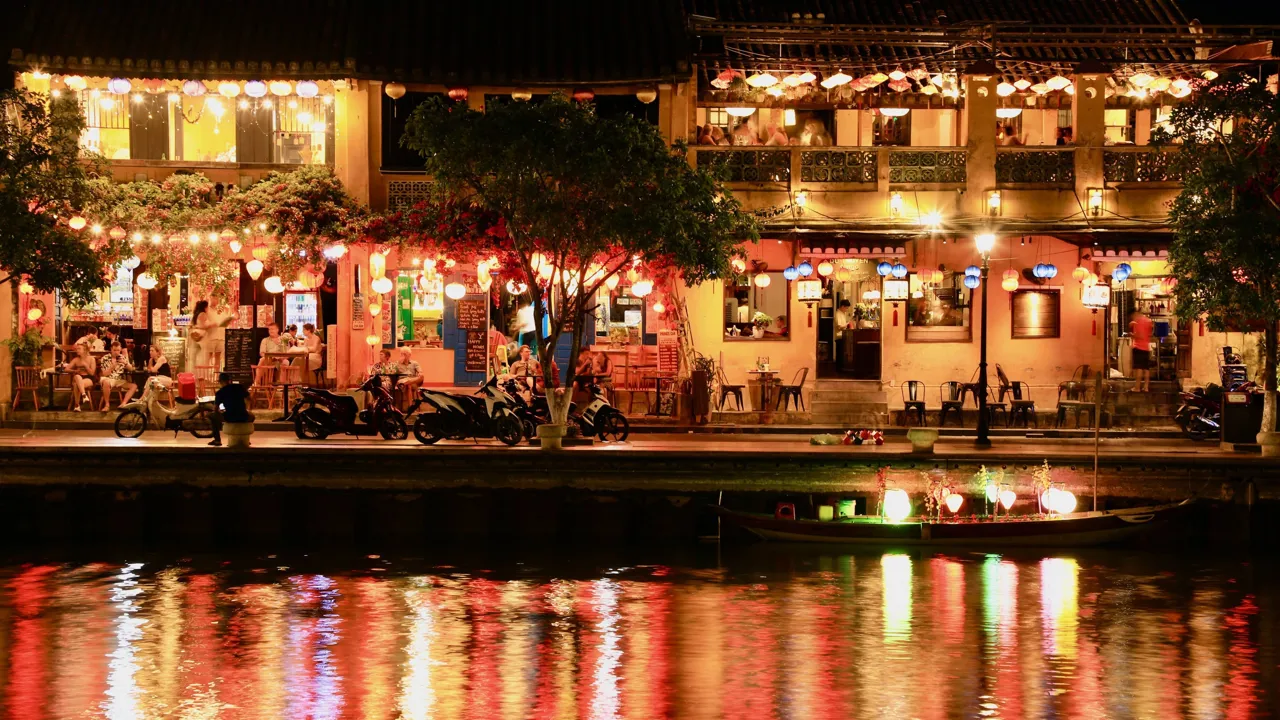 Hyggelig aftenstemning i Hoi Ans gamle bydel. Foto af Anders Stoustrup