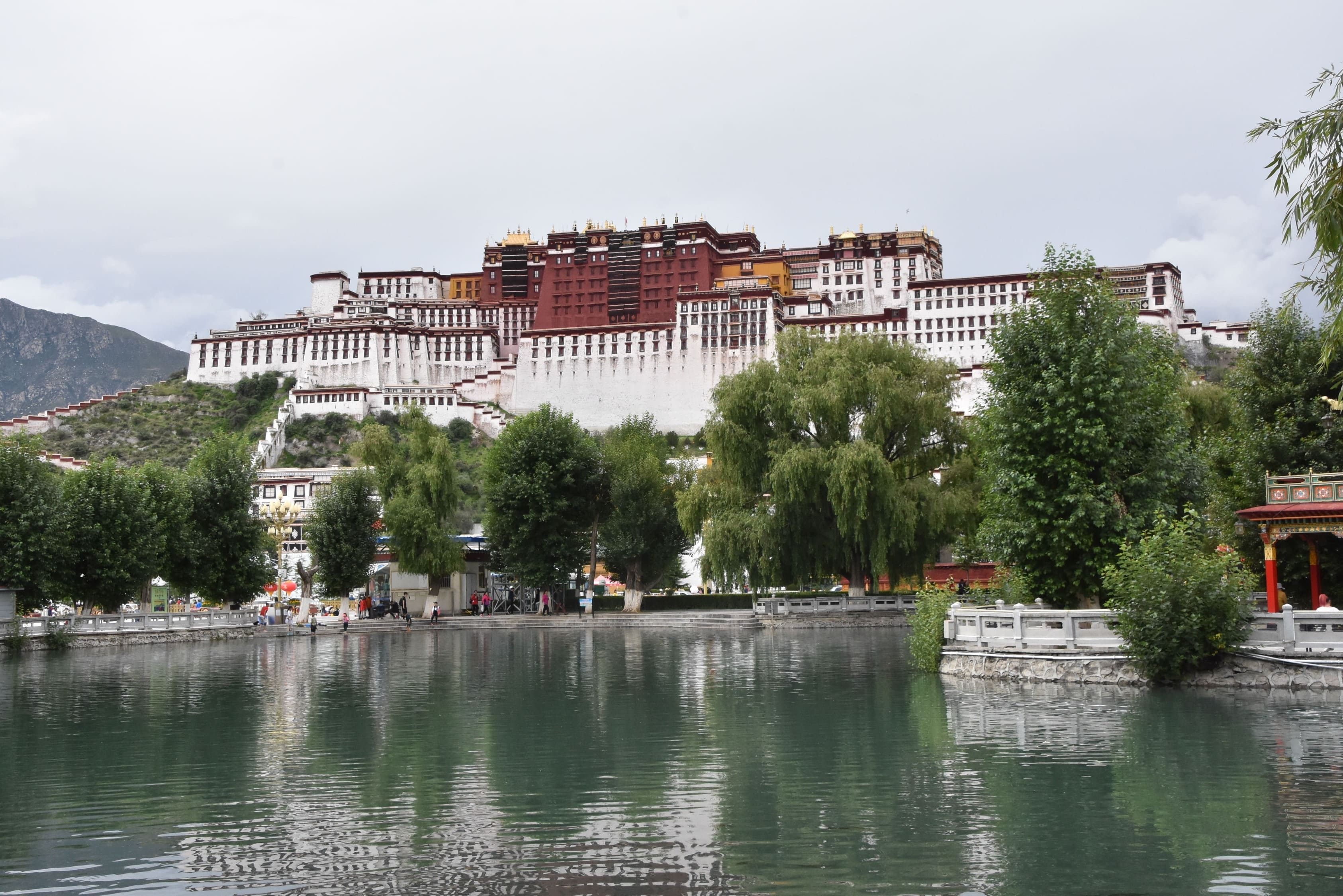 Med sine 13 etager og over 1.000 rum indeholder Potala-paladset utallige helligdomme, kapeller og kunstværker. Foto Ulla Dons