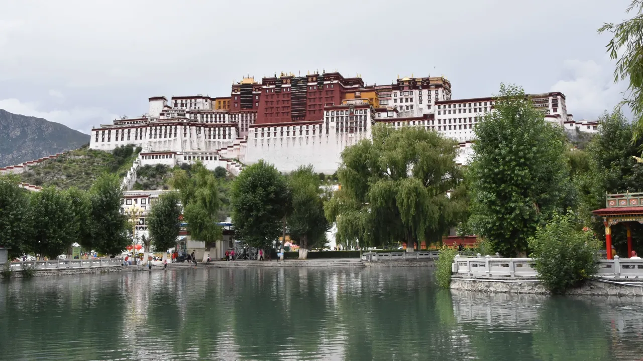 Med sine 13 etager og over 1.000 rum indeholder Potala-paladset utallige helligdomme, kapeller og kunstværker. Foto Ulla Dons