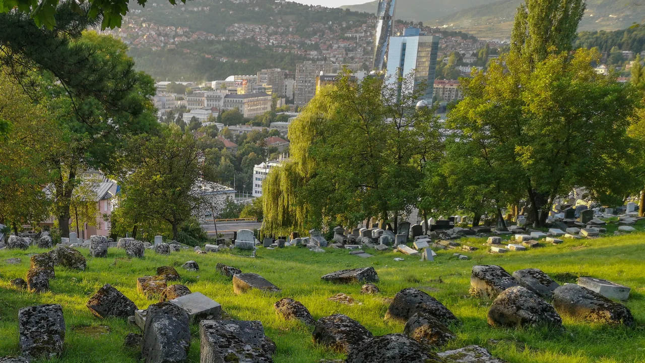 Europas næststørste jødiske gravplads med mere end 3.850 jødiske gravstene. Foto Viktors Farmor