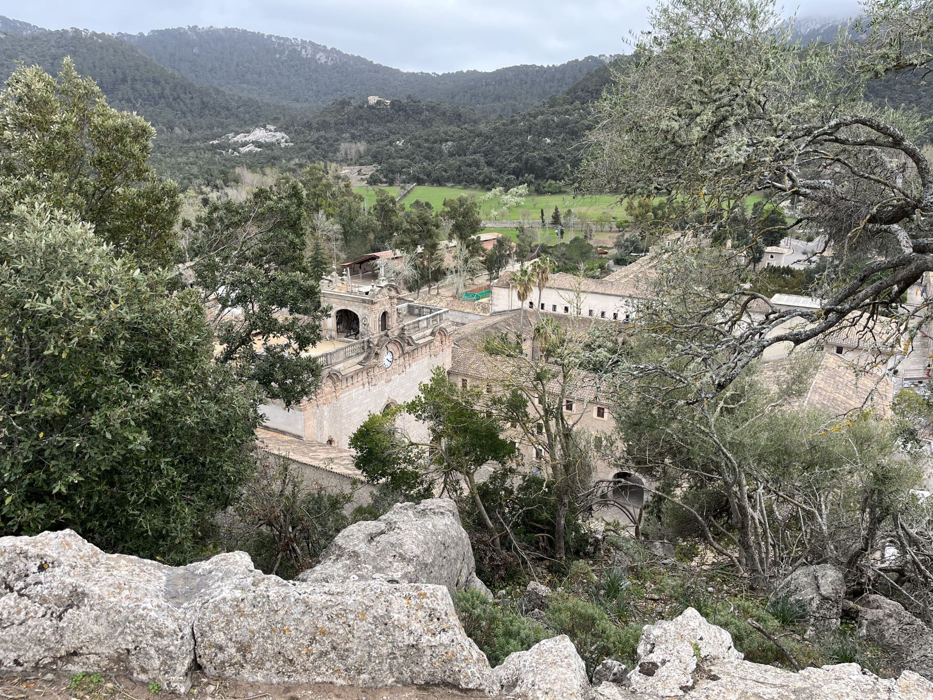 Udsigt udover Lluc klostret fra en af vandrestierne i området. Foto Josefine Aude Raas