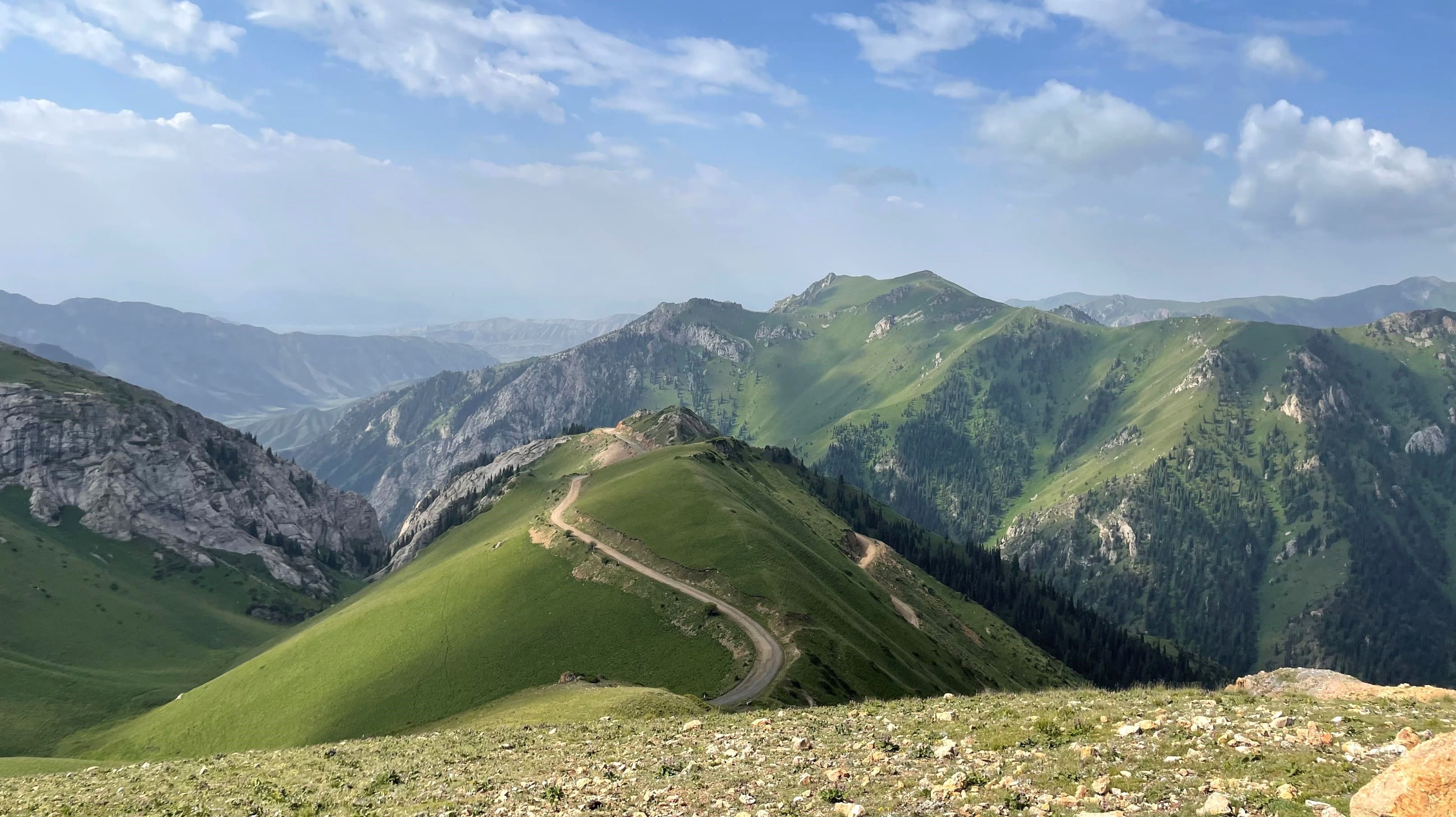 Vi kommer gennem meget forskelligartede landskaber. Foto Henriette F.E. Jensen