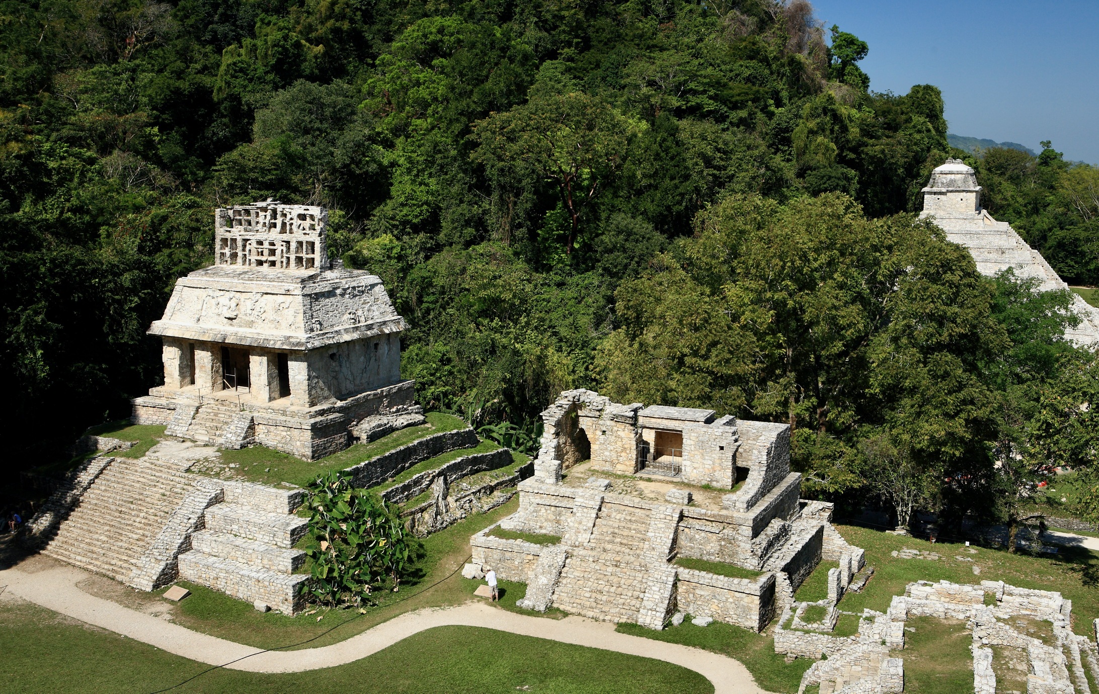 Templo del Sol set fra Templo de la Cruz i Palenque. Foto Anders Stoustrup