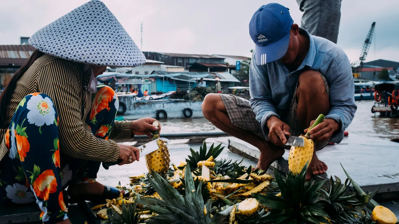 Vi får indblik i vietnamesernes hverdag - her på morgenmarked. Foto Viktors Farmor