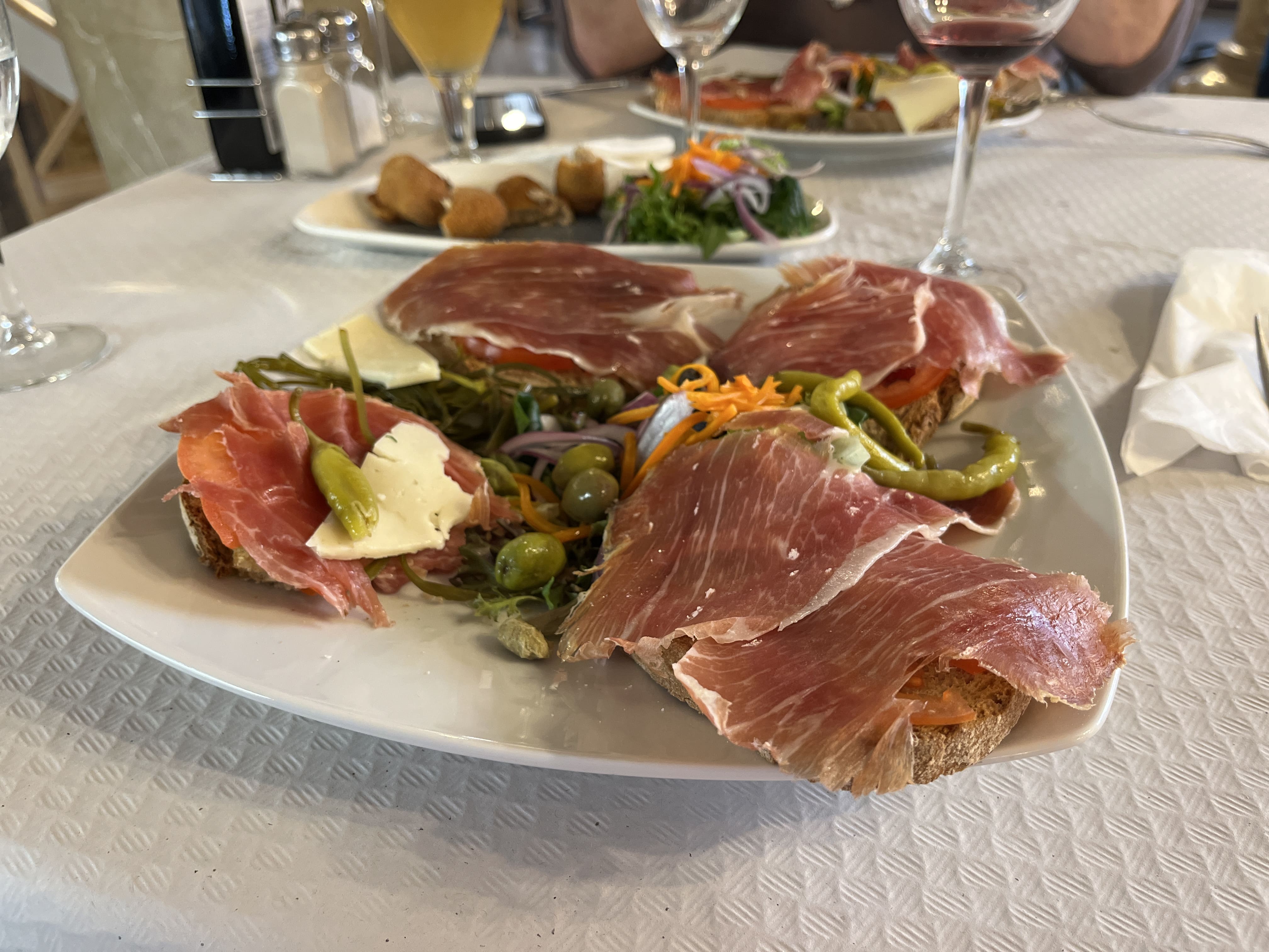 De serverer mange lokale retter i klostrets restaurant. Her er det Pa amb oli. Foto Josefine Aude Raas