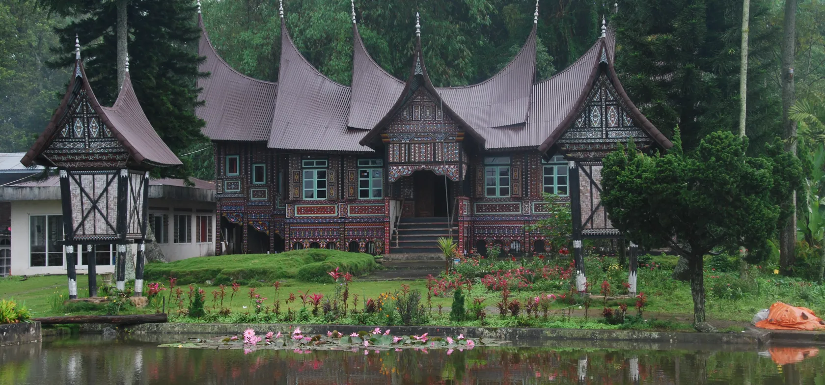 Byggestilen med sylespidse tage er særlig for byen Bukittinggi. Foto Jesper Bidstrup
